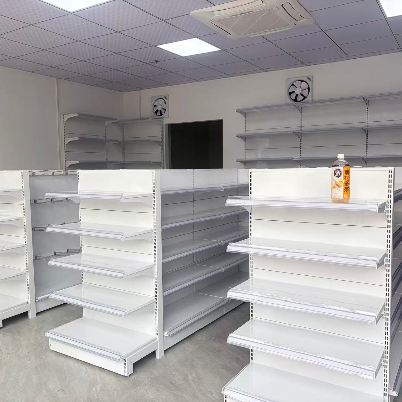 Полки магазина