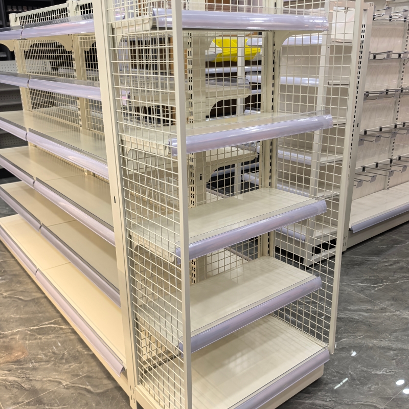 Полки магазина