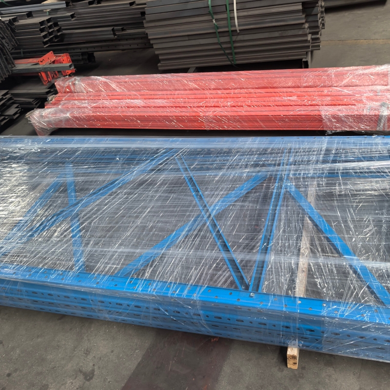 Teardrop pallet racking